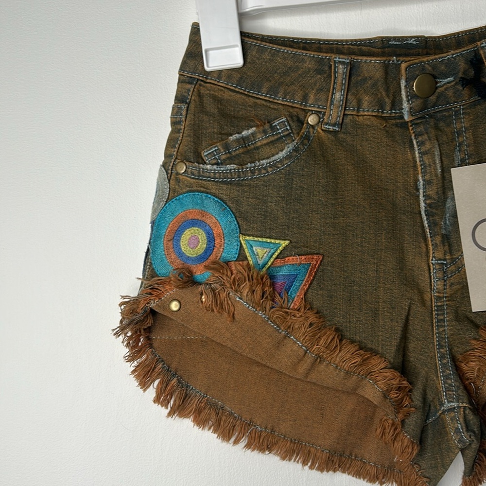Chaser Distressed Denim Jean Shorts Patch Patched Desert Wash NWT Size 24 - Picture 2 of 5
